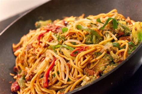 Čínské nudle s kuřecím masem a sýrovou omáčkou