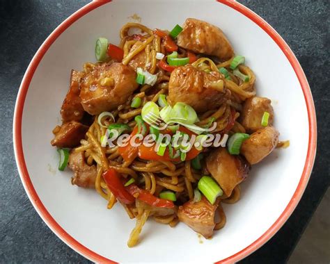Čínské nudle s kuřecím masem a zeleninou