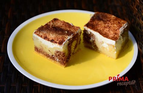 Řezy s pudinkem a zakysanou smetanou