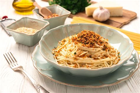Špagety se strouhankou