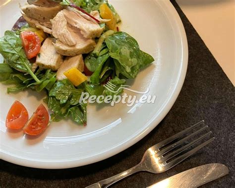 Špenátový salát s kuřecím masem