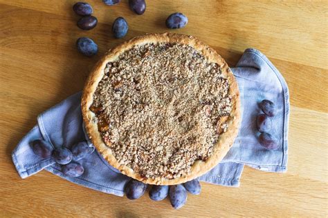 Švestkový koláč s ořechovou drobenkou
