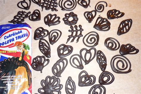 Žíhané stromečky z čokoládové polevy