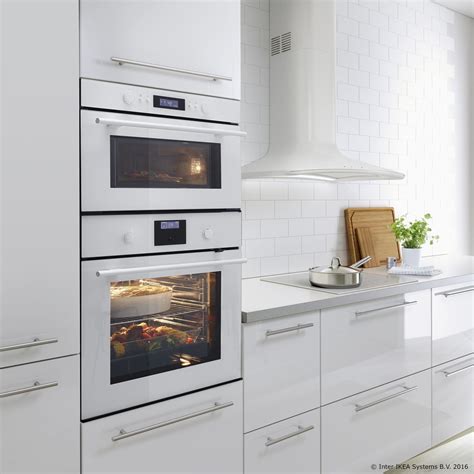 Встраиваемая духовка в кухонном шкафу