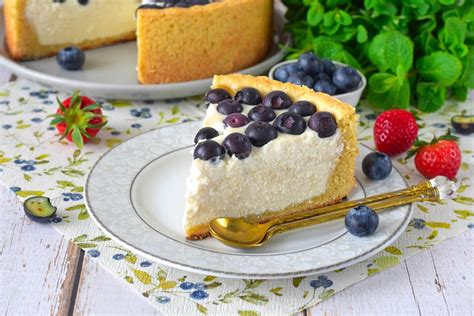 Пирог с крошкой, творогом и лесными ягодами