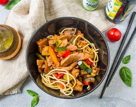 Приготовление блюда в воке