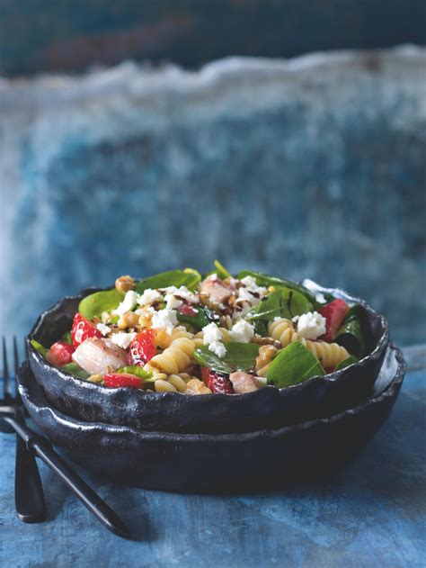 Balzamikovo-jahodový salát s kuřetem a těstovinami