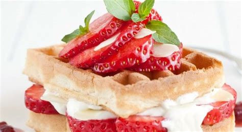 Belgické vafle s ovocem a šlehačkou