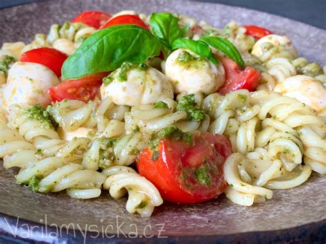 Bezlepkové těstoviny s pestem a rajčaty