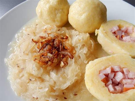 Bramborové knedlíky s vepřovým masem a zelím