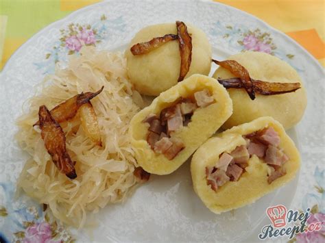 Bramborové knedlíky se zelím a uzeným