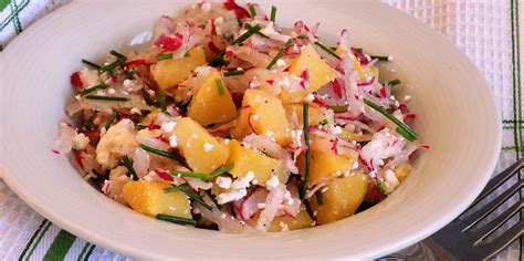 Bramborový salát s ředkvičkami a hráškem