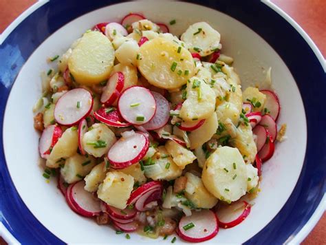 Bramborový salát s ředkvičkami a okurkou