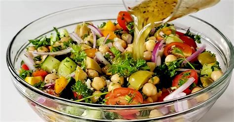 Cizrnový salát s tuňákem a paprikou