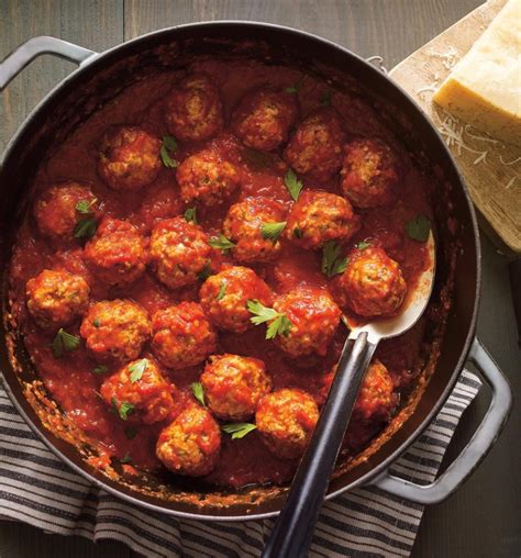 Domácí masové kuličky v rajčatové omáčce