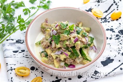 Fit salát s krabím masem a avokádem