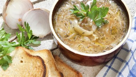 Francouzská cibulová polévka