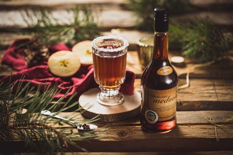 Horká medovina se skořicí a jablečným džusem