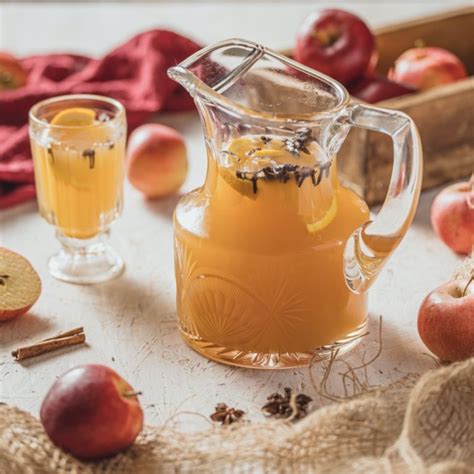 Horký jablečný mošt se svařákovým kořením