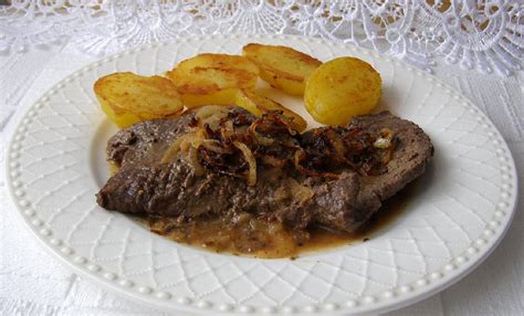 Hovězí roštěná s cibulovou omáčkou