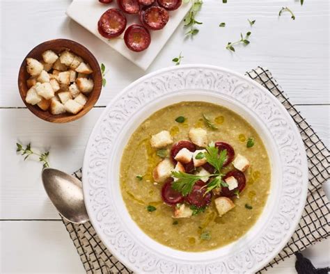 Hrachová polévka s uzeným a chlebem