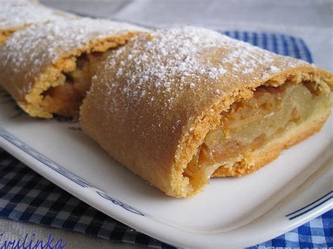 Jablečný štrúdl se šlehačkou