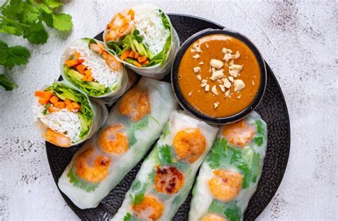 Jarní závitky s krevetami a kuřecím masem