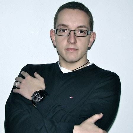 Jiří Janouch z DISH fine burger bistra s burgerem