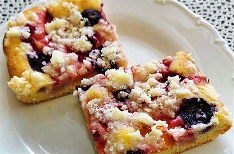 Jogurtový koláč s ovocem a drobenkou