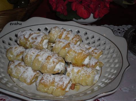 Křehké máslové trubičky s bílkovým sněhem