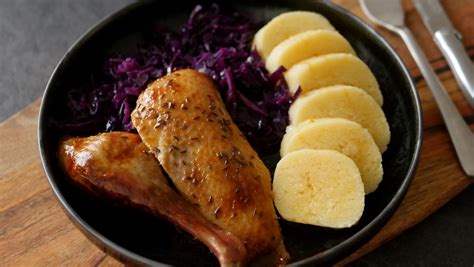 Kachna se zelím a knedlíky