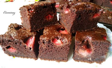 Kakaový koláč s jahodami