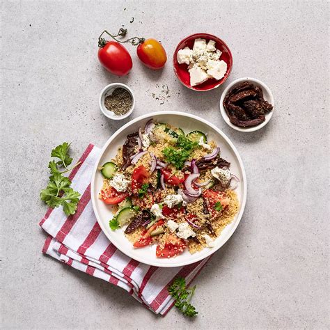 Kuskusový salát se sušenými rajčaty a fetou