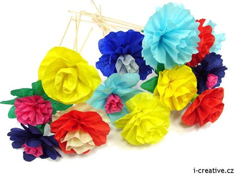Květiny z krepového papíru