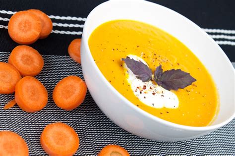 Mrkvová polévka s kari a kokosovým mlékem