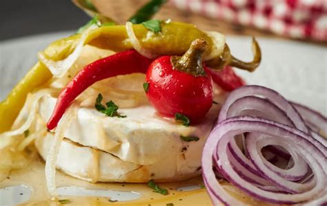 Nakládaný hermelín s cibulí a feferonkou