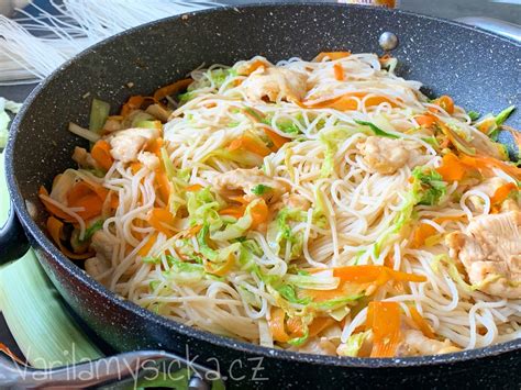 Nudle z pánve s kuřecím masem a zeleninou