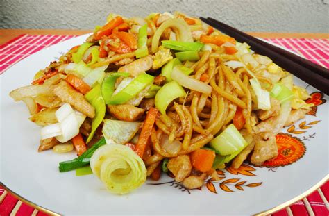 Nudle z pánve s kuřecím masem a zeleninou - servírování