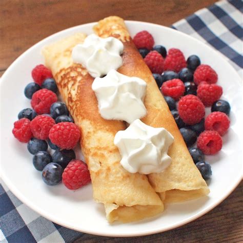 Palačinky se šlehačkou a ovocem