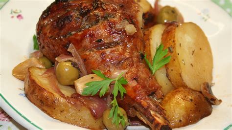 Pečená krůtí stehna s rozmarýnem a česnekem