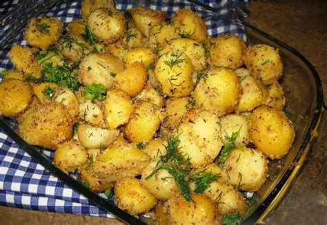 Pečené brambory s česnekem a rozmarýnem