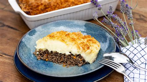 Pečené mleté maso se zkaramelizovanou cibulkou a bramborovou kaší