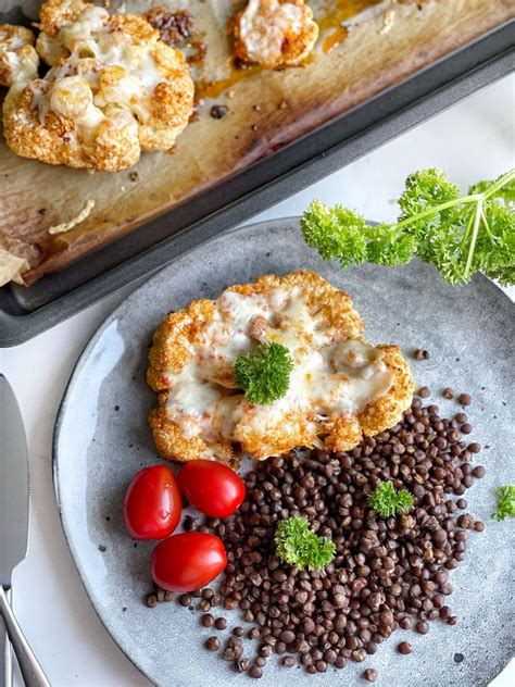 Pečený květák s čočkou v rajčatovo-smetanové omáčce