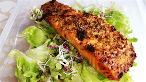 Pečený losos se semínky a salátkem