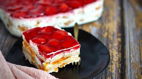 Piškotový dort s ovocem