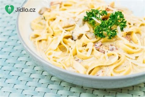 Pizza se smetanovou omáčkou