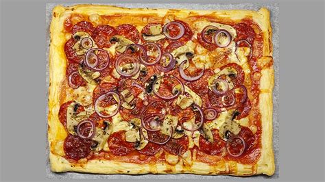 Pizza z listového těsta s různými ingrediencemi