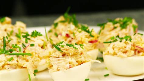 Plněná vejce se šunkou a nivou