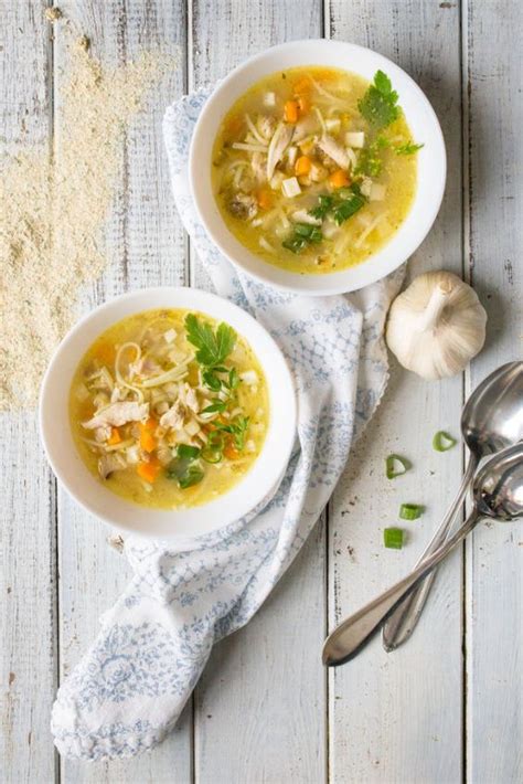 Podávání kuřete s nudlemi