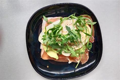 Proteinový chléb s avokádem a šunkou